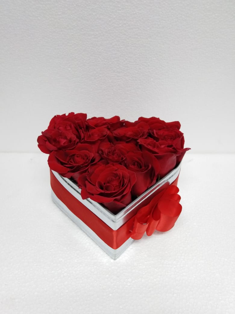 12 Rosas en Caja Corazn metalizada 